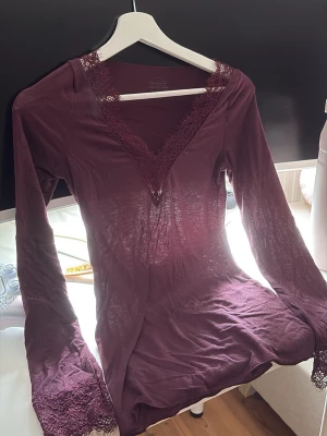 vinröd Intimissimi spets tröja - inga defekter, jätte bra skick! super skönt och stretchigt material, skriv vid frågor!