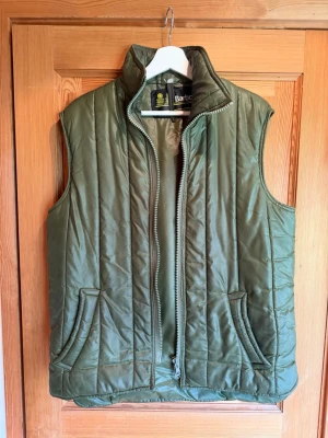 Olivgrön dunväst från Barbour - Snygg grön ytterväst från Barbour. Storlek L. Bra skick!   #barbour #barbourmen #barbourinternational #khaki #green