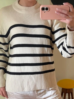 Randig stickad tröja - Gosig och fin randig stickad tröja från Gina Tricot i storlek S. Köpt för många år sedan och använd en del men i väldigt fint skick ❤️ Knappt tecken på användning! 
