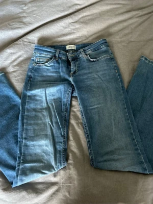Low waist bootcut jeans - Snygga jeans från only i jätte strechigt jeans. Säljer då dem tyvärr är för små💕