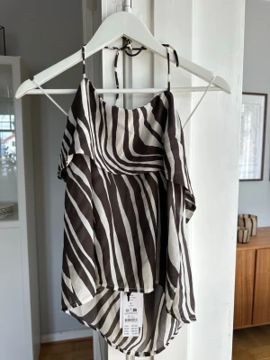 Linne från Gina Tricot - Superfint linne från Gina Tricot som aldrig kommit till användning (prislapp kvar), strl L🩷