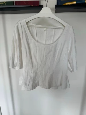 Vit peplumtopp - En vit topp med intagen midja från H&M! 