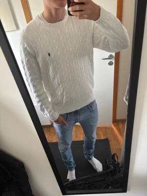 Ralph Lauren kabelstickad tröja vit - Väldigt bra skick Perfekt till sommaren  Skriv vid frågor eller funderingar!