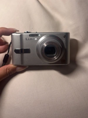  Lumix parasonic dmc fx12 digitalkamera - Snygg silverfärgad digitalkamera från Lumix  inga defekter och tar perfekta bilder 