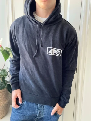 Apc hoodie  - Apc hoodie, Inga defekter! Modellen i bilderna är 180 cm 75 kg och bär Storlek S , Kom med frågor! 🌟 (Kan gå ned i pris vid köp av paket 😉) 