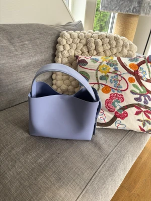ARKET Väska - CROSSBODY-VÄSKA I LÄDER