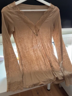 Beige långärmad imtimissimi topp med spets - inga defekter, jätte bra skick. jätte skönt material, skriv vid frågor!