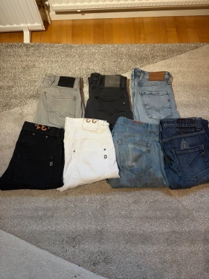 Dondup och replay bulk - Säljer 7 par jeans i bulk, 4 dondups, 3 replay. W29-W33. Nypris på allt är ca 16500kr, vårt pris 4499kr! Är villig att diskutera priset. Skriv vid funderingar!