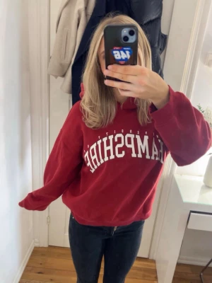 Hoodie - Super fin och mjuk hoodie i vinröd/röd färg från H&M. Köpt för 179kr säljer för 75kr🎈