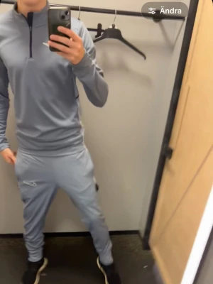 Ljusblå dress från Nike - Har fler bilder om ni skriver privat 👍Säljer ett ljusblått träningsset från Nike med långärmad tröja och matchande byxor. Tröjan har halv dragkedja och diskret Nike-logga på bröstet, medan byxorna har logga på låret. Perfekt för gymmet eller löprundan.