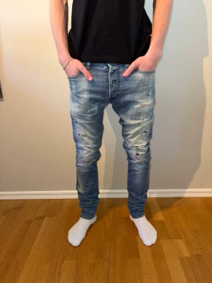 Diesel jeans  - Diesel jeans Tepphar ! Nypris: 2000 kr, säljs för: 499 kr. Modellen är 180 cm lång och väger 60  kg. Säljes i befintligt skick. (Skick: 9/10)  