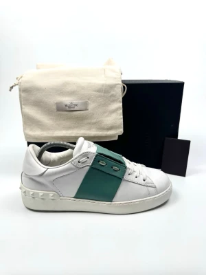 Valentino Open - Valentino Open sneakers. Storlek 40. Skick 9/10. Tillbehör: Box, Dustbags, kort. Nypris ca 7700kr. 100% autentiska.