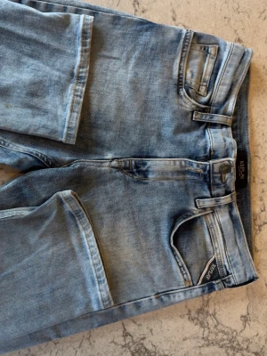 Ljusblå jeans från Replay - Snygga ljusblåa replay jeans, väldigt bra skick, inköpespris 799kr.
