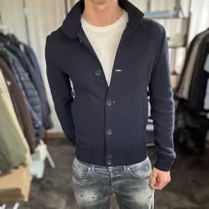 Herno Kofta - Mycket fint skick, inga defekter. Nypris ca 2999kr. Passar dig som är 175-185cm ungefär. Modellen är 185 cm, 75 kg. Alltid billigare pris vid köp av flera varor‼️🙌Svarar alltid på frågor eller funderingar! 