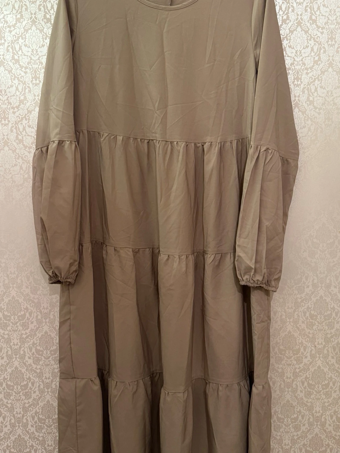 Beige långklänning med volang - 1