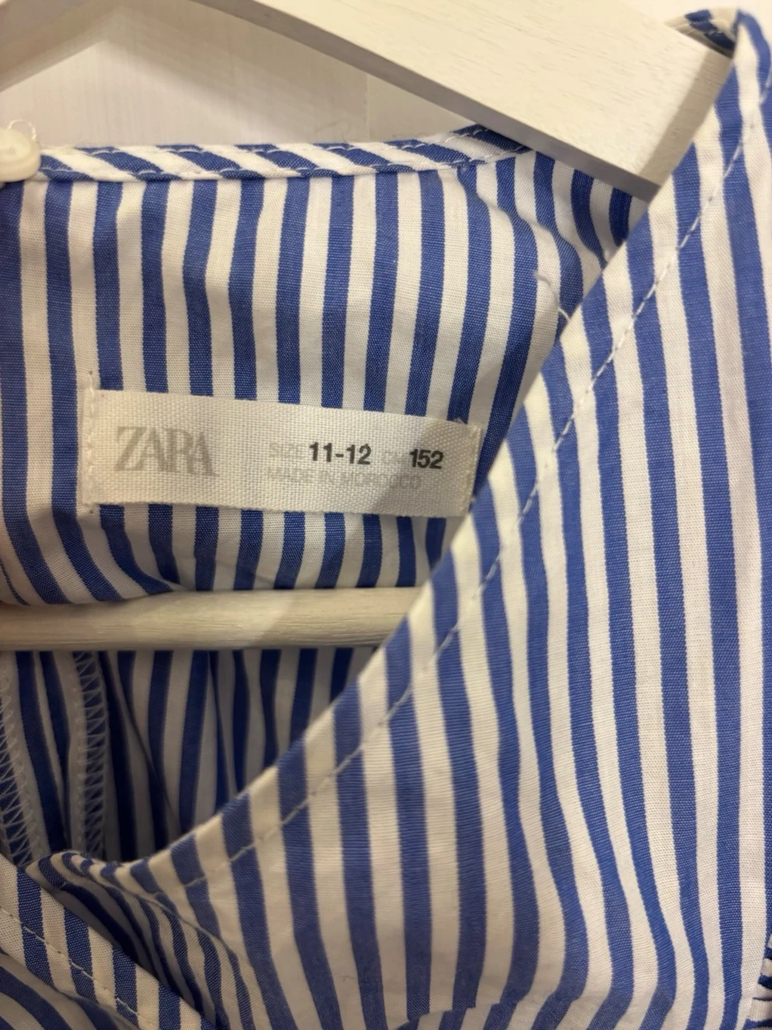 Blåvit randig blus med volanger - 3