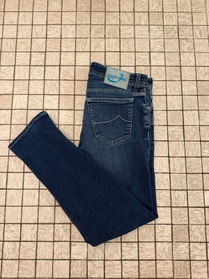 Jacob Cohën Jeans - Jacob cohën jeans | modell 688, sitter slimfit | mycket fint skick, en liten defekt vid skrevet men syns ej vid användning | Storlek 34, sitter som 33 | nypris på 5000kr, mitt pris endast 899! |