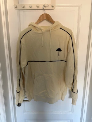 Krämvit hoodie, Hélas - Krämvit Hélas hoodie med stort tryck på baksidan. Vid fler frågor eller intresse för fler bilder är det bara att höra av sig🤠