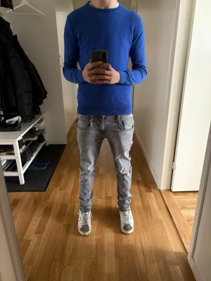 100% Cashmere tröja från J.Crew - Säljer en stilren blå kashmirtröja från J.Crew. Den kostar nypris 2799kr mittpis 549kr. Den är i storlek xs/s 100% Kashmir. Bara att höra av er vid funderingar mvh Olle! 🧥💙