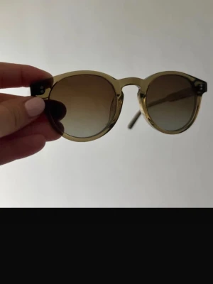 Runda solglasögon från chimi  - Jätte fina chimi glasögon i size 03 i färgen green. Dom är i sjukt bra skick och glasen har i princip inte en ändå repa! UNISEX (OBS box förekommer INTE, har tyvärr tappat bort den) Nypris 1400kr