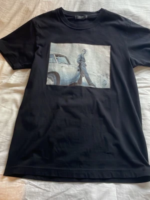 James Bond tröja - T-shirt från märket Celini. Tröjan köptes för något år sedan och är inte använd. Det är bra kvalitet och material. Köptes för cirka 450kr