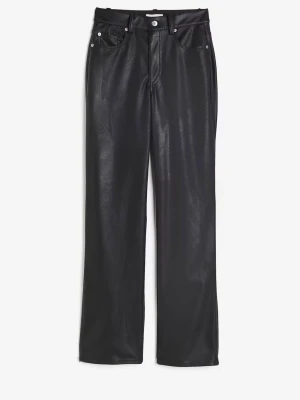 Svarta skinnimitation byxor - Svarta skinnimitation byxor från H&M. Använda 1 gång, lite för långa för mig som är 160cm. Insida ben längd: 79 cm. Originalpris: 299kr. 