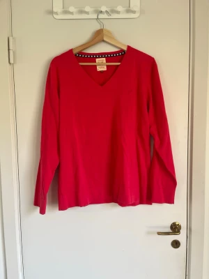 Tröja  - I fint skick, storlek M/L