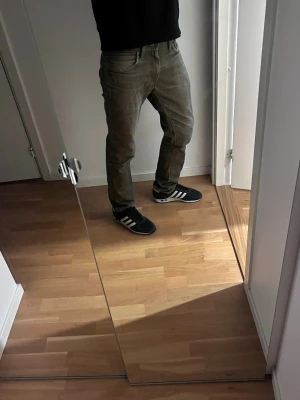 Grå Levis jeans 511 - Snygga grå jeans från Levis med klassisk femficksdesign och raka ben. Jeansen har en diskret tvättad look och Levis ikoniska röda etikett på bakfickan. Perfekta för en avslappnad och stilren outfit. W32 L32. Fråga gärna om du funderar över något