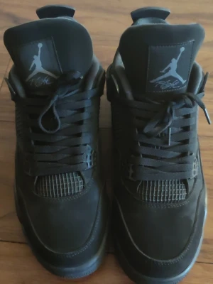 Jordan 4 Black Cat - Säljer Jordan 4s Black Cat använd 2-4 gånger föredrar andra skor som passar mig lite bättre.  Ingen låda eller kvitto, fick som gåva 1-2 år sedan så vet ej vart det ligger. Size: 47.5 EU 13 UK