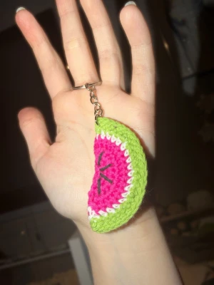 Virkad nyckelring vattenmelon 🍉  - Säljer en handgjord virkad nyckelring formad som en vattenmelon. Perfekt att hänga på väskan eller nyckelknippan 🍉 