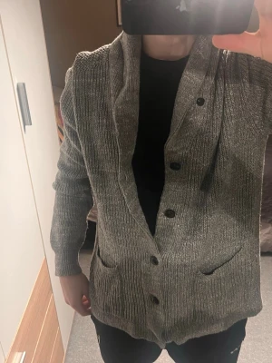 Grå stickad kofta från Polo Ralph Lauren - Säljer en fet kofta från Ralph Lauren, Denna är i nyskick och är i storlek M. Mitt pris på denna är 899! Mycket bra pris. Hör av vid frågor! Modellen 181, 77kg