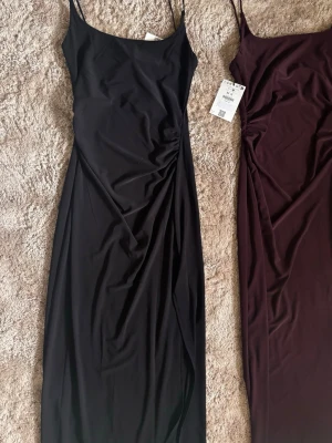 Tight klänning från Behrska - Prislappen sitter kvar köpte båda för 600 kronor i storlek M men passar även en S. Säljs för 150 kronor styck, aldrig andvänt! Vill man köpa båda kostar det 350 kronor! Pris kan diskuteras💕