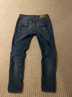 Nudie jeans - Nudie jeans! Modell= organic cotton, Skick= 9/10 ny pris= 2000 säljs för endast= 699, hör av er vid minst lilla funderin, priset sitter ej fastspikat vid snabb affär W31 L30 