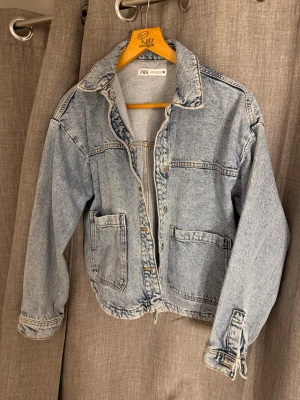 Helt ny Ljusblå jeansjacka från ZARA -  En helt ny  snygg  ljusblå jeansjacka från ZARA. Har endast testat den!  Den två stora fickor framtill och klassisk krage. Storlek M men passar även mig som har S. Perfekt för dig som gillar streetstyle och vill ha en tidlös denimlook.