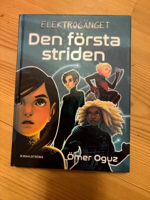 Elektrogänget: Den första striden - Spännande ungdomsbok av Ömer Oguz om Sienna och hennes fosterfamilj, där mystiska krafter och hemligheter avslöjas. Perfekt för dig som gillar äventyr och mysterier.