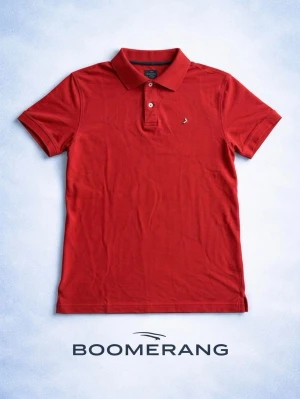 Boomerang Piké - Säljer denna super snygga boomerang pikétröjan. Som är super bra skick och inga som helst skador på den. Mått 📏 B=40cm L=65cm.       Skickar inom 24h🚚📦