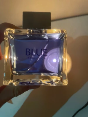 Blue Seduction parfym från Antonio Banderas - Blue Seduction parfym med fräsch blå vätska i en stilren, rektangulär glasflaska och silverfärgat lock. Doften är modern och passar dig som gillar fräscha och ungdomliga parfymer. Flaskan har en enkel men elegant design som känns lyxig på hyllan. Helt oanvänd pris kan diskuteras!