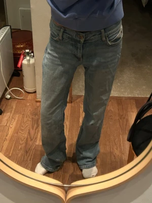 Ljusblå bootcut jeans - Ljusblåa vintage lågmidjade jeans.