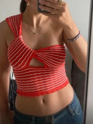 Orange onshoulder topp - Säljer denna coola och snygga one shoulder topp från Zara i korall. Aldrig använd och den finns inte att köpa längre. Den är i storlek S men skulle säga att den passar de med både S och de med xs. Priset kan diskuteras!