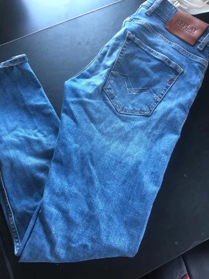 Replay Jeans Grover  - Säljer ett par riktigt snygga Replays i modellen Grover. Storleken på jeansen är W30, L30. Perfekta till vardagslooken och passar till det mesta.  Säljs för 149kr pga att jag inte får användning av dem och nypris är 1500-1800kr!