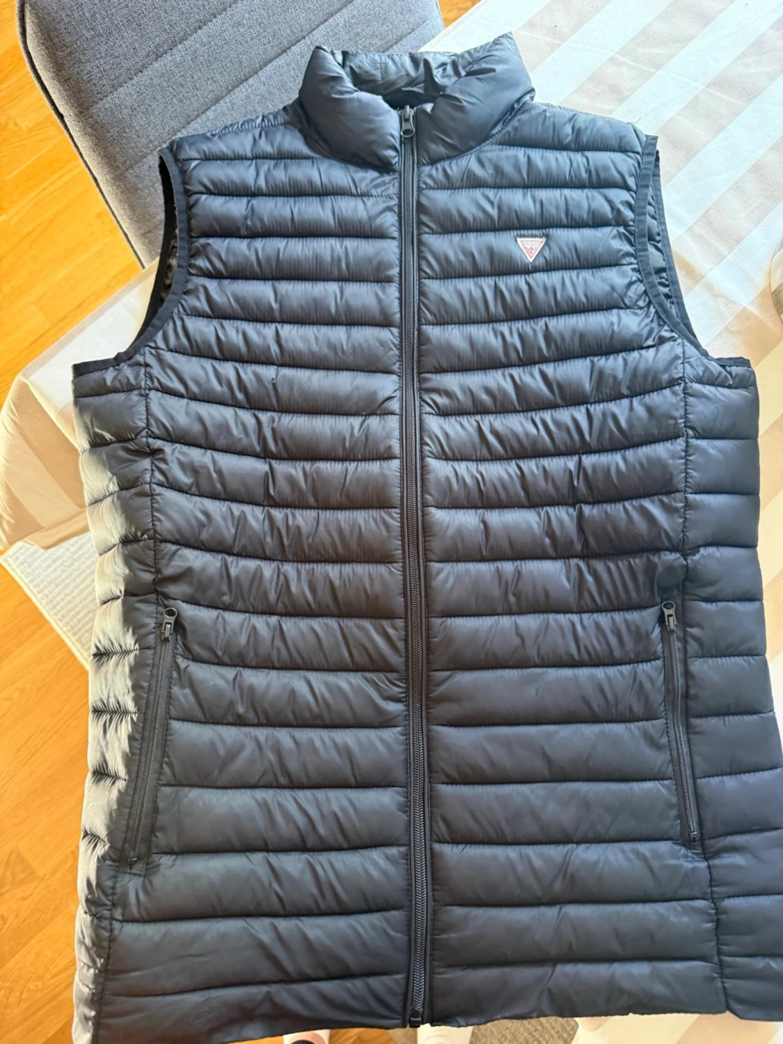 Svart dunväst från Guess - 1