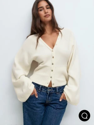 Gina tricot stickad kofta - Gina stickad kofta i S beige färgad super fin använd sparsamt och inga defekter alls ser ut som ny, tvättad innan frakt!