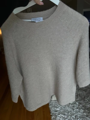 Beige stickad tröja från & Other Stories - Mjuk och stilren beige stickad tröja från & Other Stories. Aldrig använd. Super bra kvalité och skön. Skickar så fort jag kan. Pris kan alltid diskuteras 🩷🩷