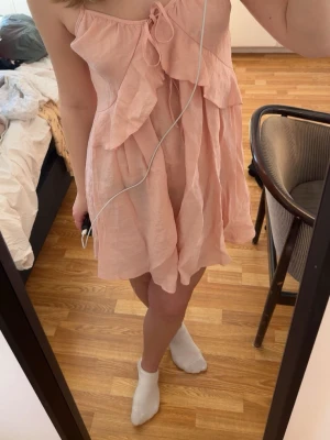 Klänning hm - Ljusrosa klänning med volanger från hm ❣️