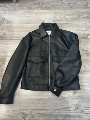 Svart skinnjacka från Bershka - Snygg svart skinnjacka från Bershka. Jackan är i nyskick, säljer pga inte kommit till användning.