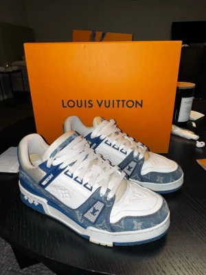 Louis Vuitton trainer sneakers denim blue - Lv trainer sneakers size 40(fit 41) mycket bra skick. Original box och fysiskt kvitto medföljer