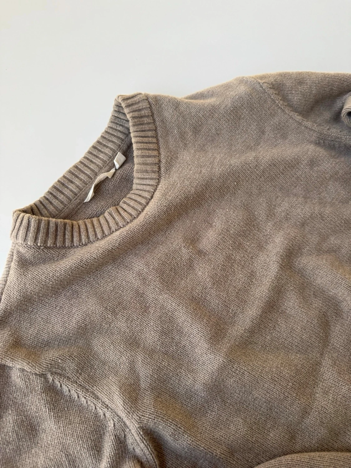 Beige stickad tröja med rund hals - 1