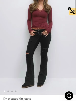 bootcut pleated tie jeans gina tricot - svarta jeans från gina som är slutsålda! i strl S säljer pga lite för små oxh använda få gånger, finns chans för lite slitningar på botten för är även köpta på vinted men köpte oanvända. jag är ca 166cm o de är bra längd lite långa men inte överdrivet.  nypris är 430kr o knappast använda men kanske kan sänka pris men säljer för dyrt då de är ganska efterfrågade annars budning funkar även!!