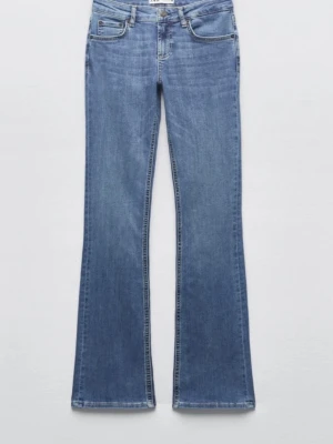 Blå bootcut jeans från Zara - Bootcut jeans i klassisk blå denim från Zara. Jeansen har en lätt tvättad look och är i storlek 32