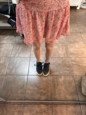 Rosa mönstrad kortkjol Gina Tricot - Supersöt kortkjol från Gina Tricot i rosa och vitt med paisleyinspirerat mönster. Kjolen har en luftig passform och resår i midjan för extra komfort. Använd endast några få gånger. Storlek 170. Hör av dig vid frågor💕🤗